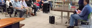 persone che assistono alla conferenza in biblioteca