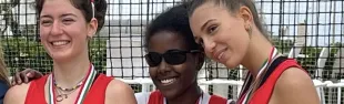 tre studentesse con medaglie e coppa