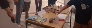 studenti e professore davanti ad un tavolo