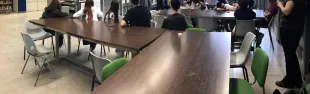 Sala biblioteca con alunni intorno ai tavoli