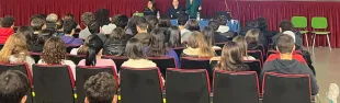 aula magna con studenti durante la visione del film