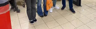 ragazzi in posa con la pettorina della colletta alimentare