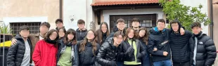 Foto di gruppo davanti la Mensa della Caritas