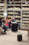 persone che assistono alla conferenza in biblioteca