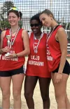tre studentesse con medaglie e coppa