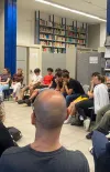 Persone in biblioteca che assistono all'evento