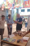 studenti e professore davanti ad un tavolo