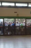 Gli studenti del Liceo Morgagni che aspettano l'apertura dei portoni l'ultimo giorno di scuola