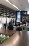 Sala biblioteca con alunni intorno ai tavoli