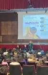 aula magna con studenti durante la visione del film