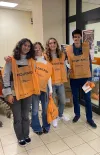 ragazzi in posa con la pettorina della colletta alimentare