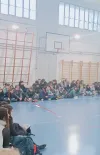 Giornata contro la violenza di genere - ragazzi in palestra che ascoltano la conferenza