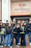 Foto di gruppo davanti la Mensa della Caritas
