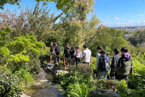 studenti che passeggia nell'orto botanico