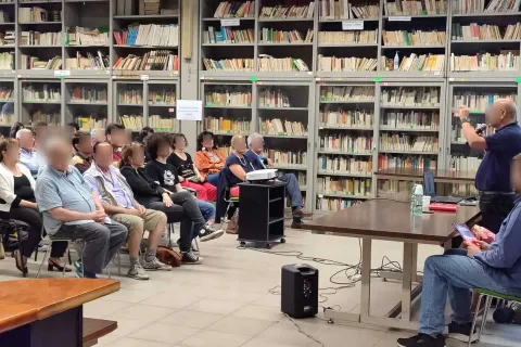 persone che assistono alla conferenza in biblioteca
