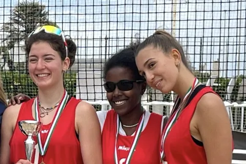 tre studentesse con medaglie e coppa