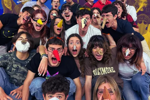 locandina spettacolo "Pinocchio" gruppo di ragazzi con il naso come Pinocchio