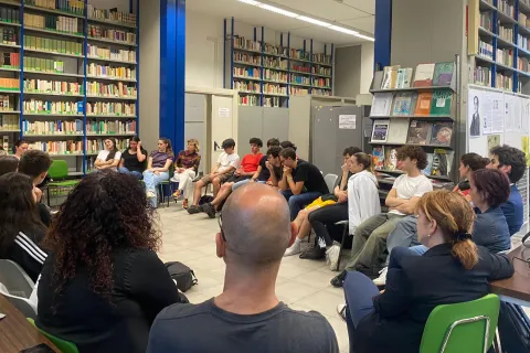 Persone in biblioteca che assistono all'evento