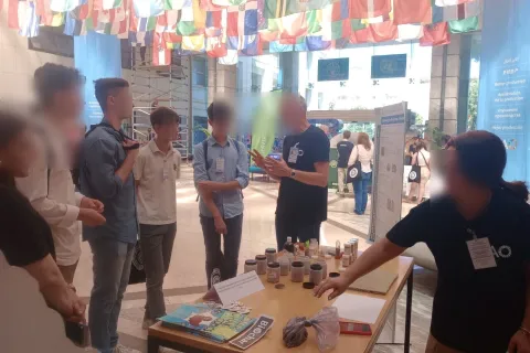 studenti e professore davanti ad un tavolo