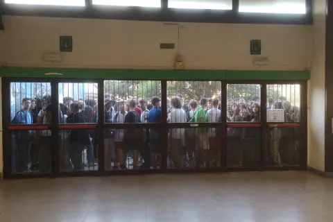 Gli studenti del Liceo Morgagni che aspettano l'apertura dei portoni l'ultimo giorno di scuola