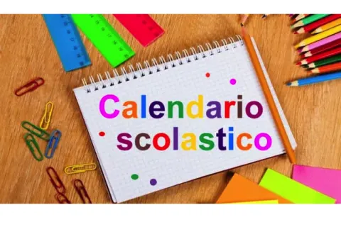 Quaderno con la scritta "Calendario Scolastico"