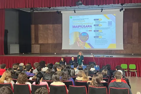 aula magna con studenti durante la visione del film