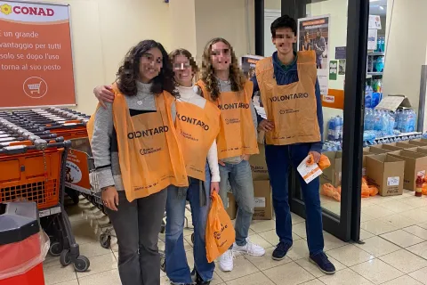 ragazzi in posa con la pettorina della colletta alimentare