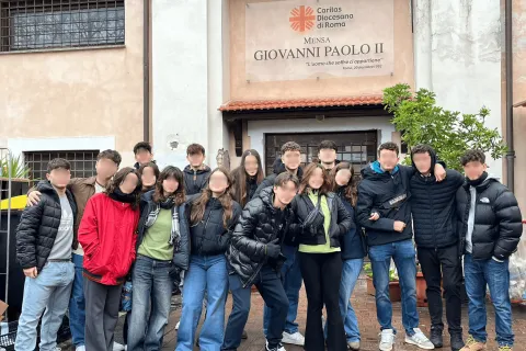Foto di gruppo davanti la Mensa della Caritas