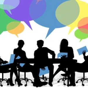 immagine decorativa: persone con fumetto intorno ad un tavolo