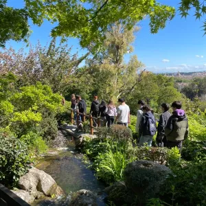 studenti che passeggia nell'orto botanico
