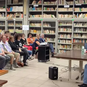 persone che assistono alla conferenza in biblioteca