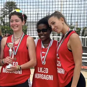 tre studentesse con medaglie e coppa