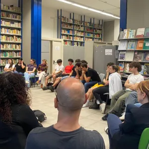 Persone in biblioteca che assistono all'evento