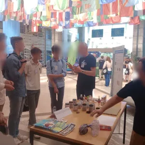 studenti e professore davanti ad un tavolo