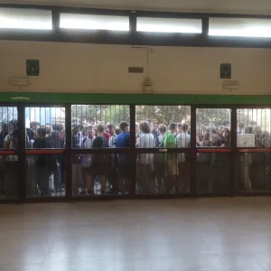 Gli studenti del Liceo Morgagni che aspettano l'apertura dei portoni l'ultimo giorno di scuola