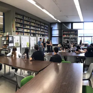 Sala biblioteca con alunni intorno ai tavoli