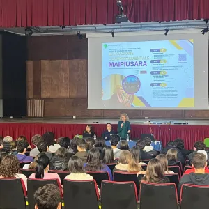aula magna con studenti durante la visione del film
