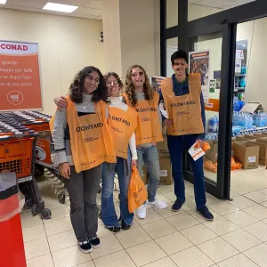 ragazzi in posa con la pettorina della colletta alimentare