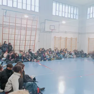 Giornata contro la violenza di genere - ragazzi in palestra che ascoltano la conferenza