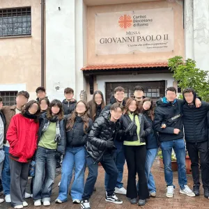 Foto di gruppo davanti la Mensa della Caritas