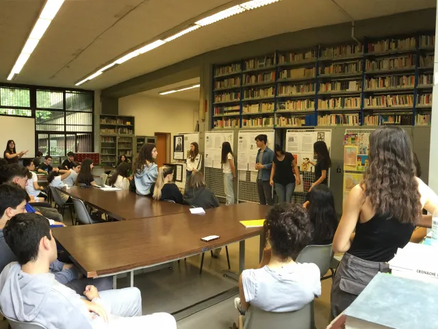 Alunni che espongono il proprio lavoro in biblioteca